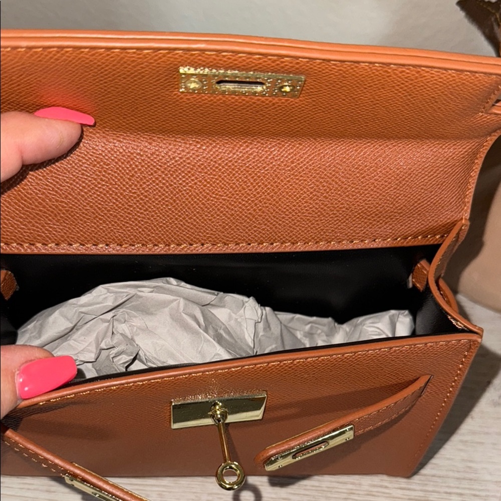 New Elegant Tan Leather Handbag - Picture 4 of 4